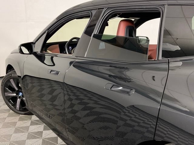 Used 2023 BMW iX xDrive50 w/ Sport Package AWD/4WD image 33