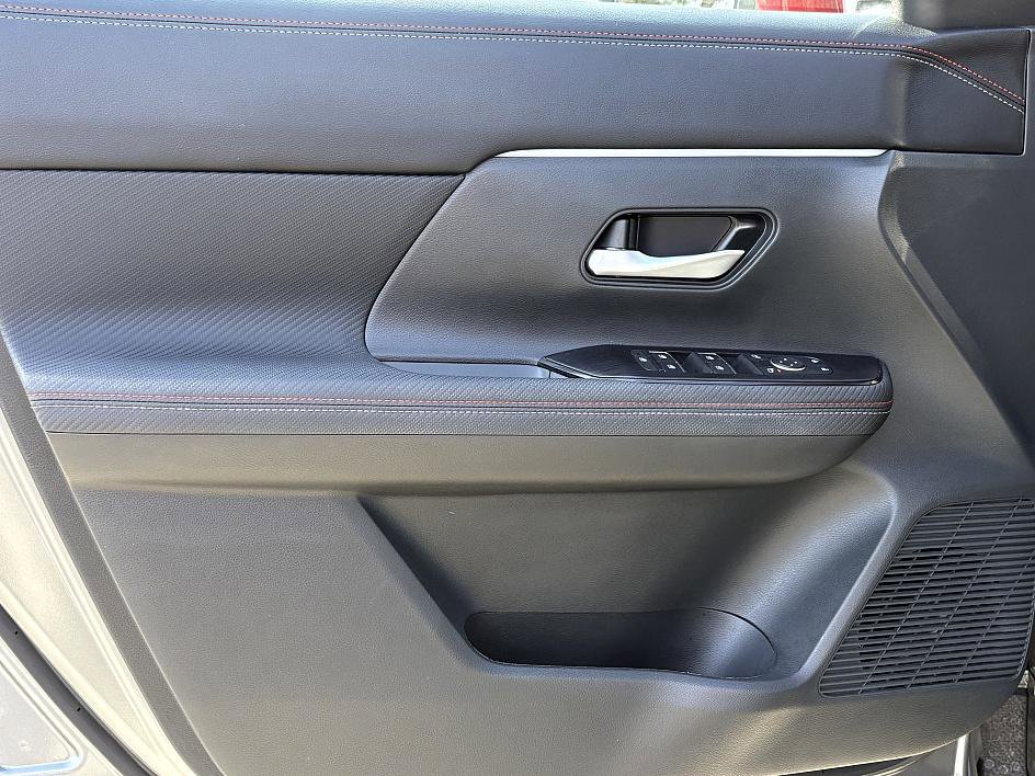 Used 2025 Nissan Kicks SR w/ Illumination Package image 16