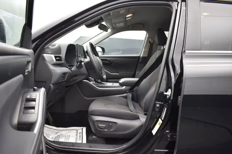 Used 2025 Toyota Highlander LE FWD image 14