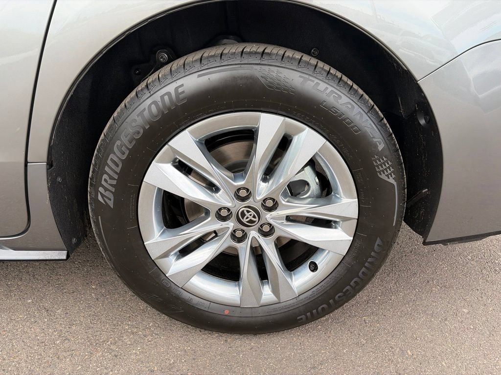 Used 2026 Toyota Sienna Limited FWD image 32