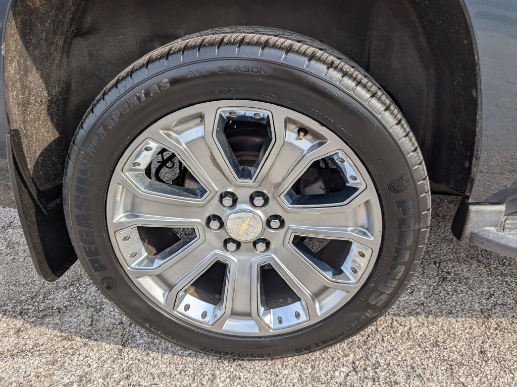 Used 2019 Chevrolet Tahoe LT w/ Luxury Package AWD/4WD image 17