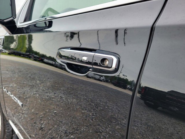 Used 2023 GMC Yukon XL SLT w/ SLT Premium Package RWD image 7