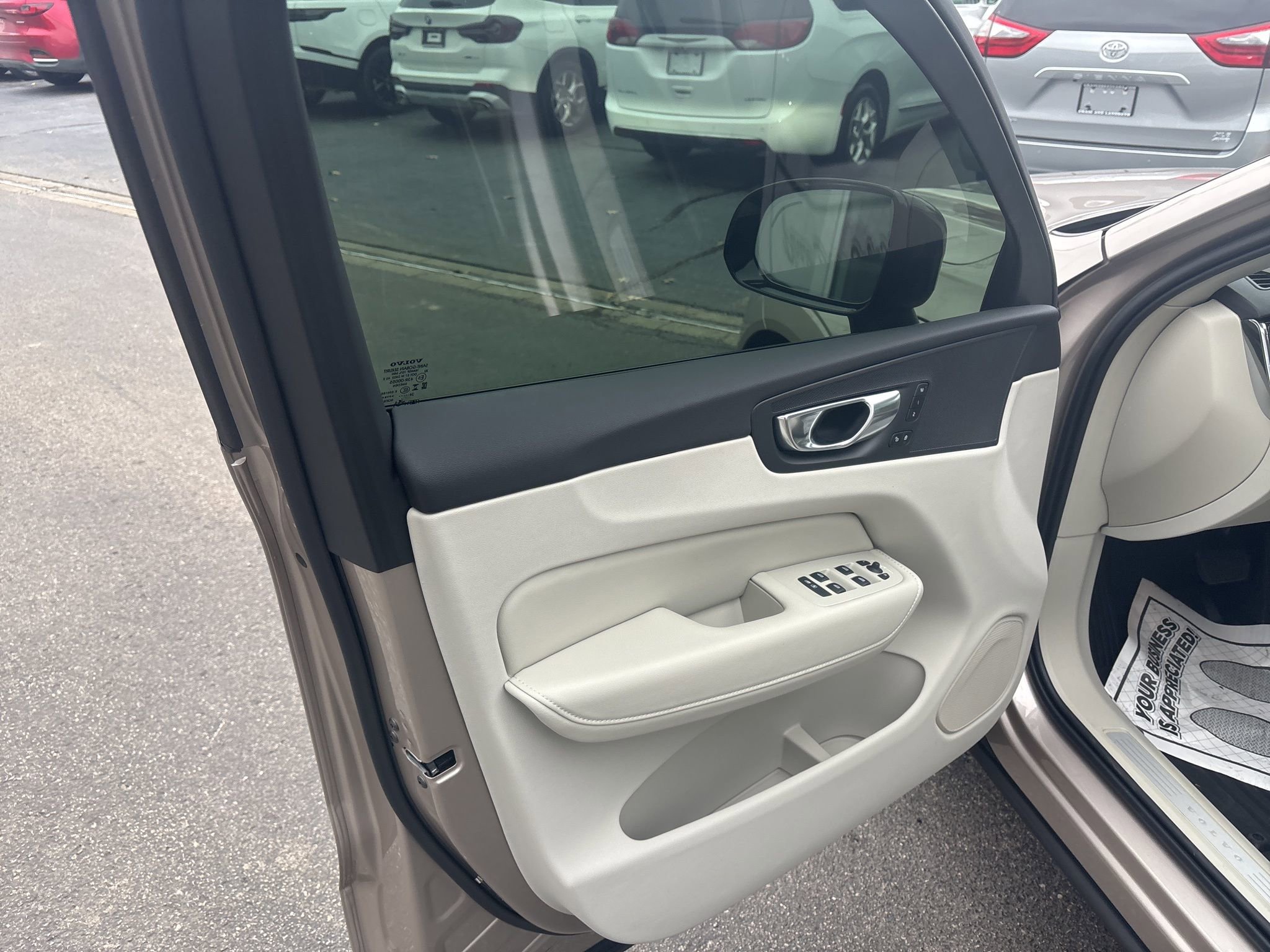 Used 2025 Volvo XC60 T8 Plus w/ Protection Package Premier image 25