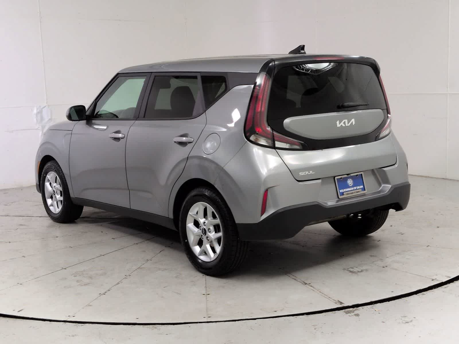 Used 2023 Kia Soul LX w/ LX Technology Package FWD image 4