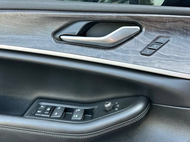 Used 2024 Jeep Grand Cherokee L Limited w/ Black Appearance Package AWD/4WD image 10
