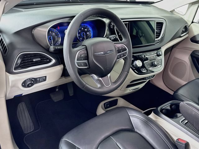 Used 2023 Chrysler Pacifica Touring-L FWD image 11