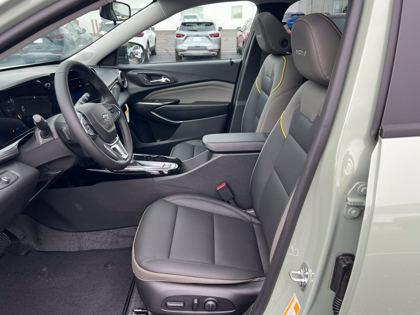 New 2026 Chevrolet Trax ACTIV w/ Sunroof Package FWD image 4