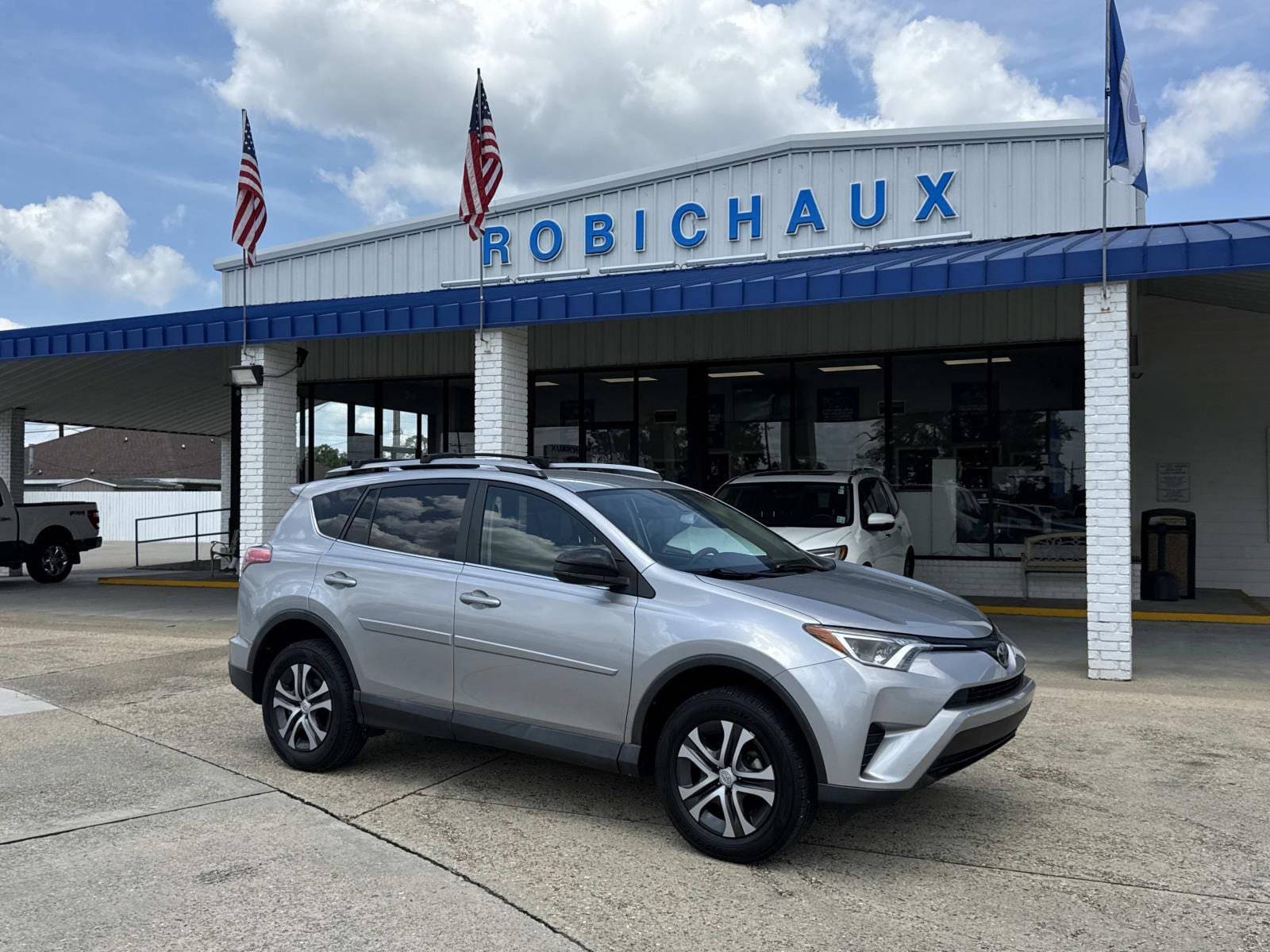 Used 2017 Toyota RAV4 LE FWD image 1