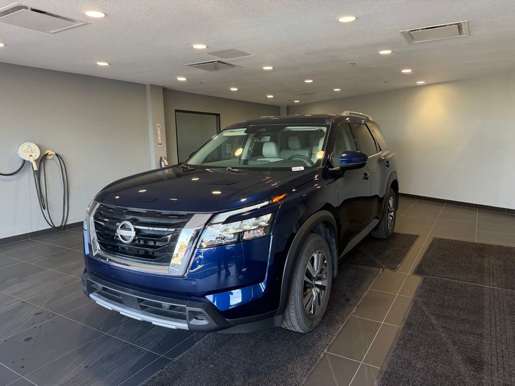 Used 2025 Nissan Pathfinder SL image 1