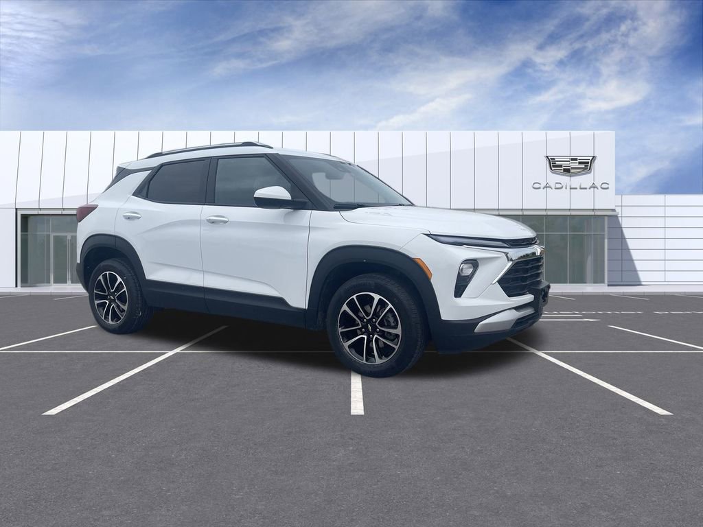 Used 2025 Chevrolet TrailBlazer LT image 2