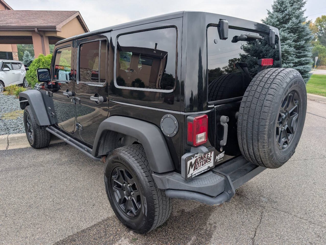 Used 2013 Jeep Wrangler Unlimited Sahara AWD/4WD image 6