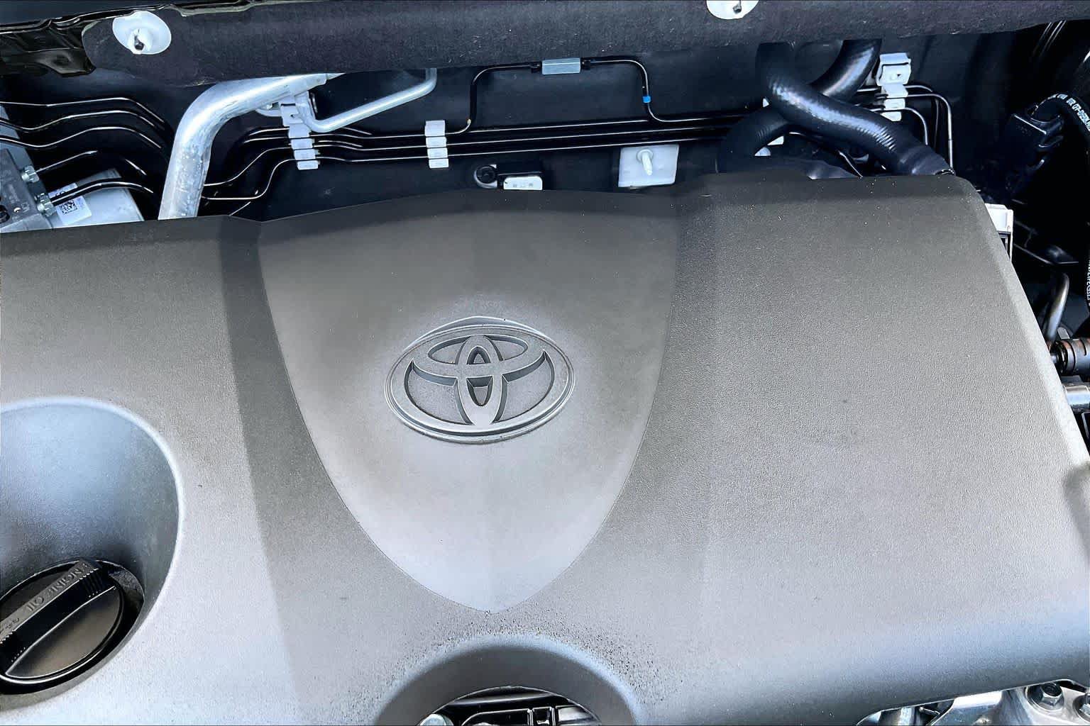 Used 2025 Toyota RAV4 XLE FWD image 33