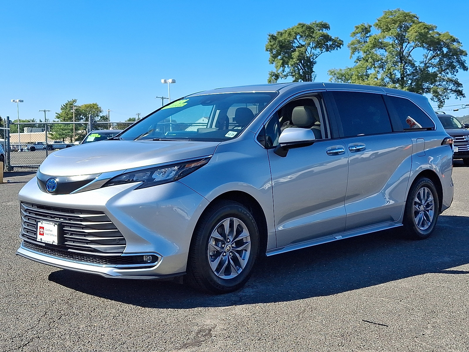 Certified 2024 Toyota Sienna XLE image 3