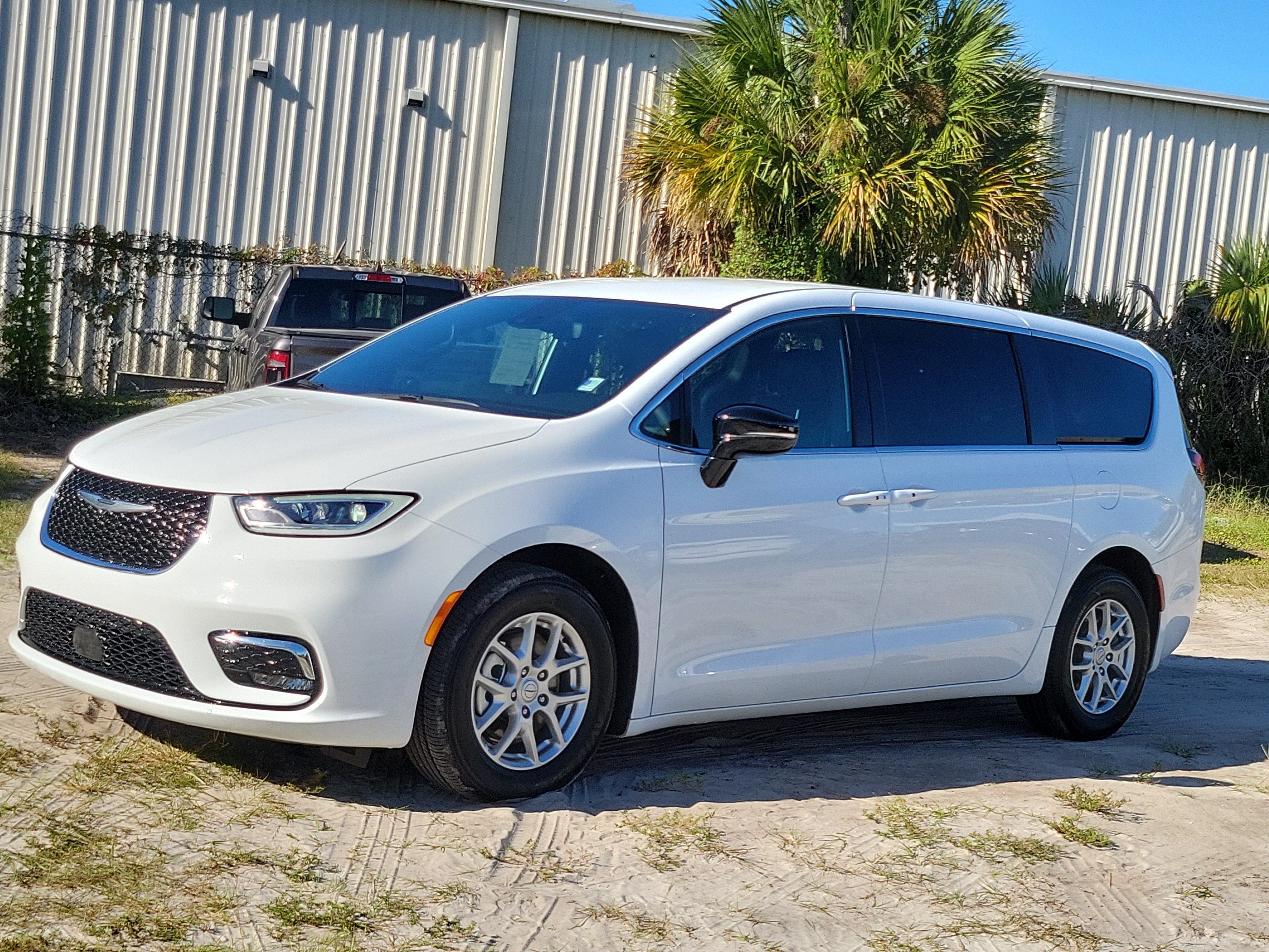 Used 2026 Chrysler Pacifica Select FWD image 2