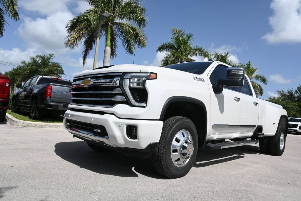 Used 2025 Chevrolet Silverado 3500 High Country w/ High Country Premium Package AWD/4WD image 6