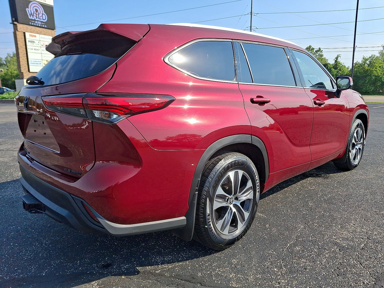 Used 2022 Toyota Highlander XLE AWD/4WD image 25