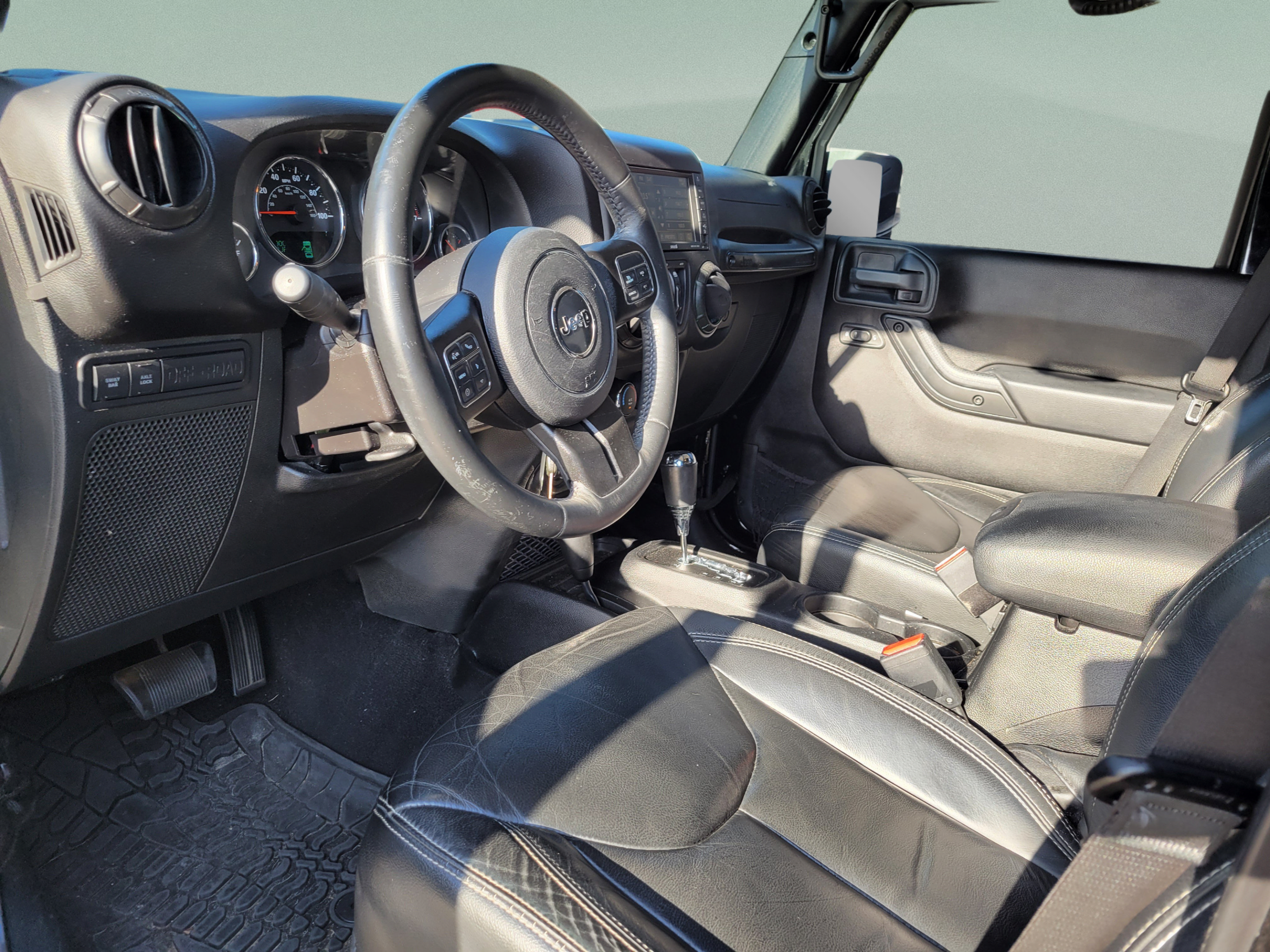 Used 2016 Jeep Wrangler Unlimited Rubicon w/ Connectivity Group AWD/4WD image 13