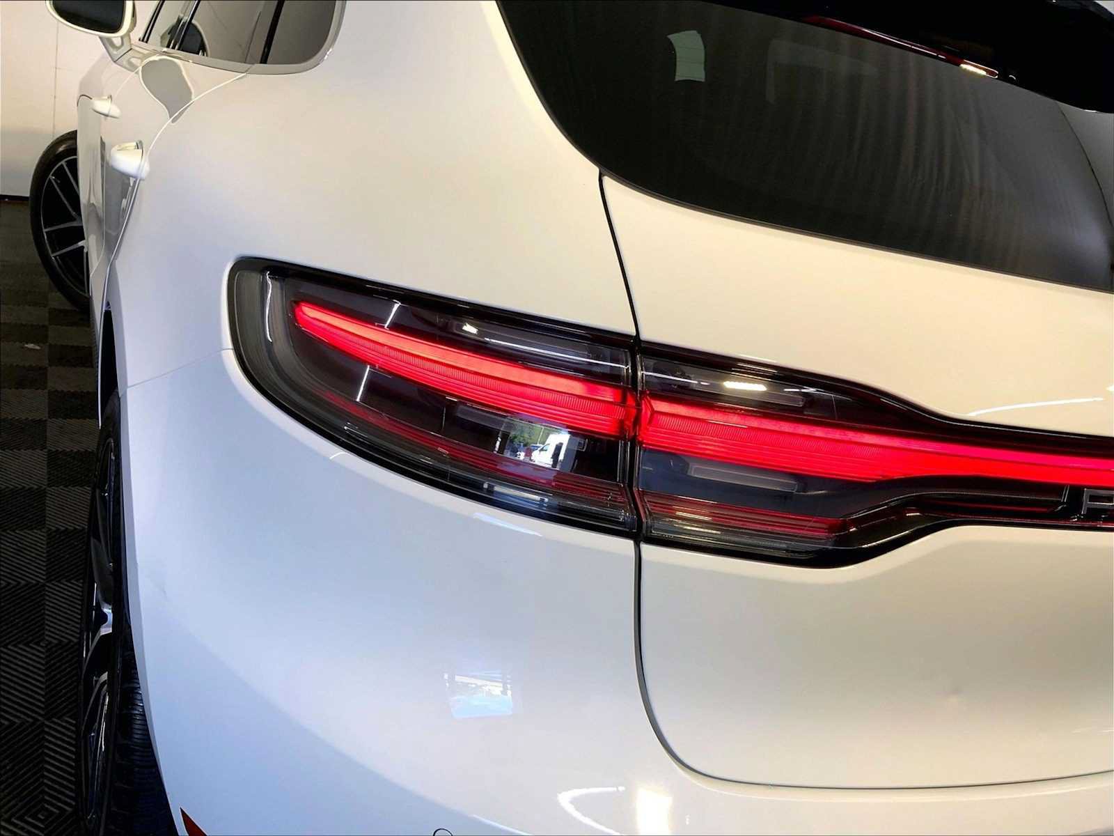 Certified 2024 Porsche Macan AWD/4WD image 30