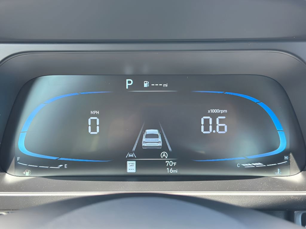 Used 2025 Hyundai Elantra SE w/ Cargo Package image 12