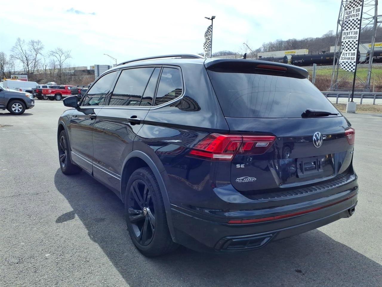 Used 2023 Volkswagen Tiguan SE R-Line image 3