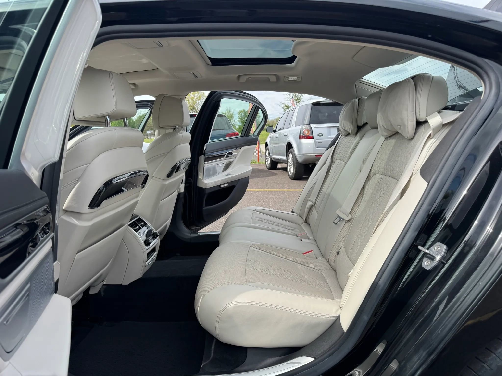 Used 2016 BMW 750i RWD image 14