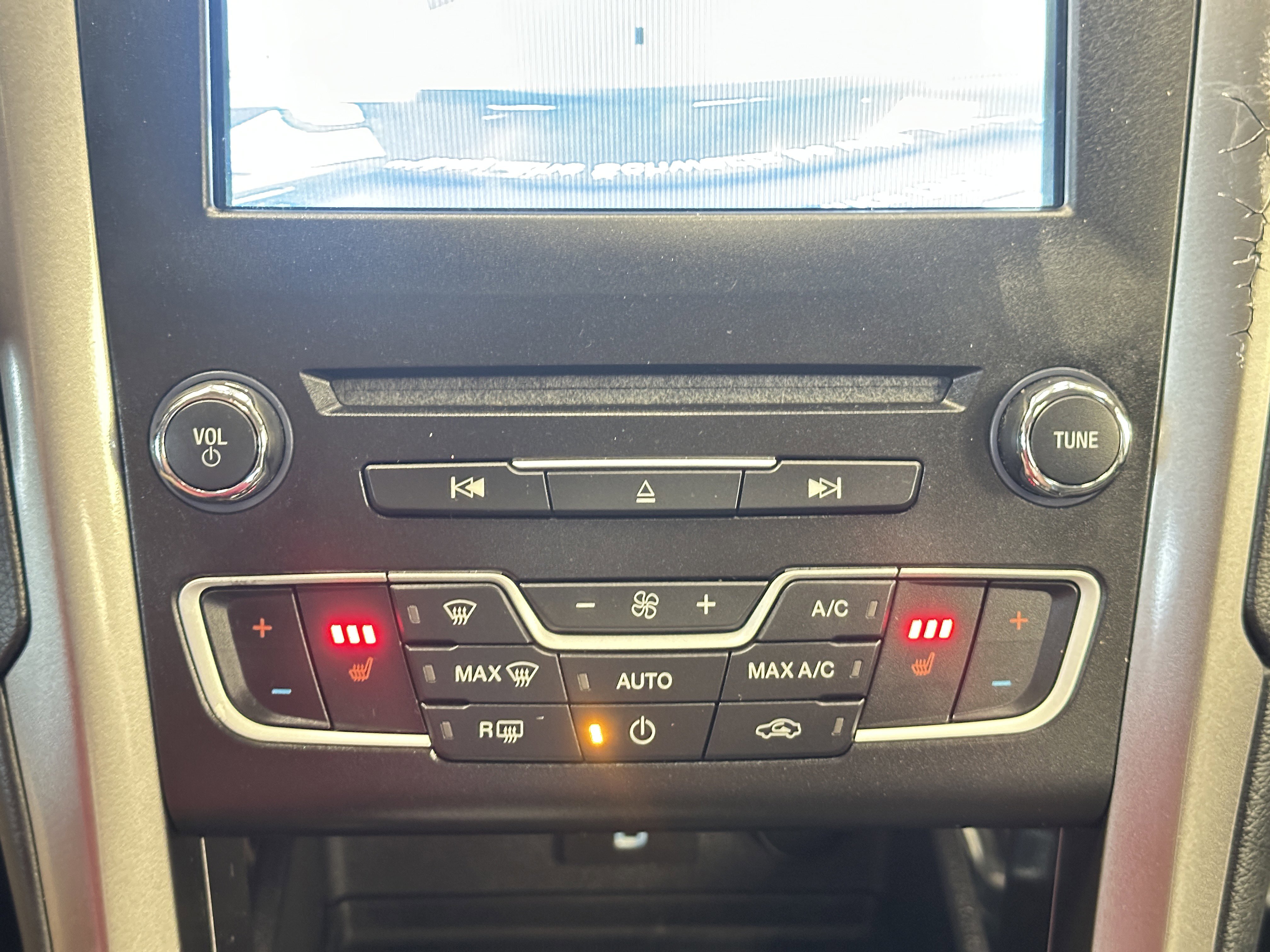 Used 2017 Ford Fusion SE w/ Fusion SE Technology Package image 4