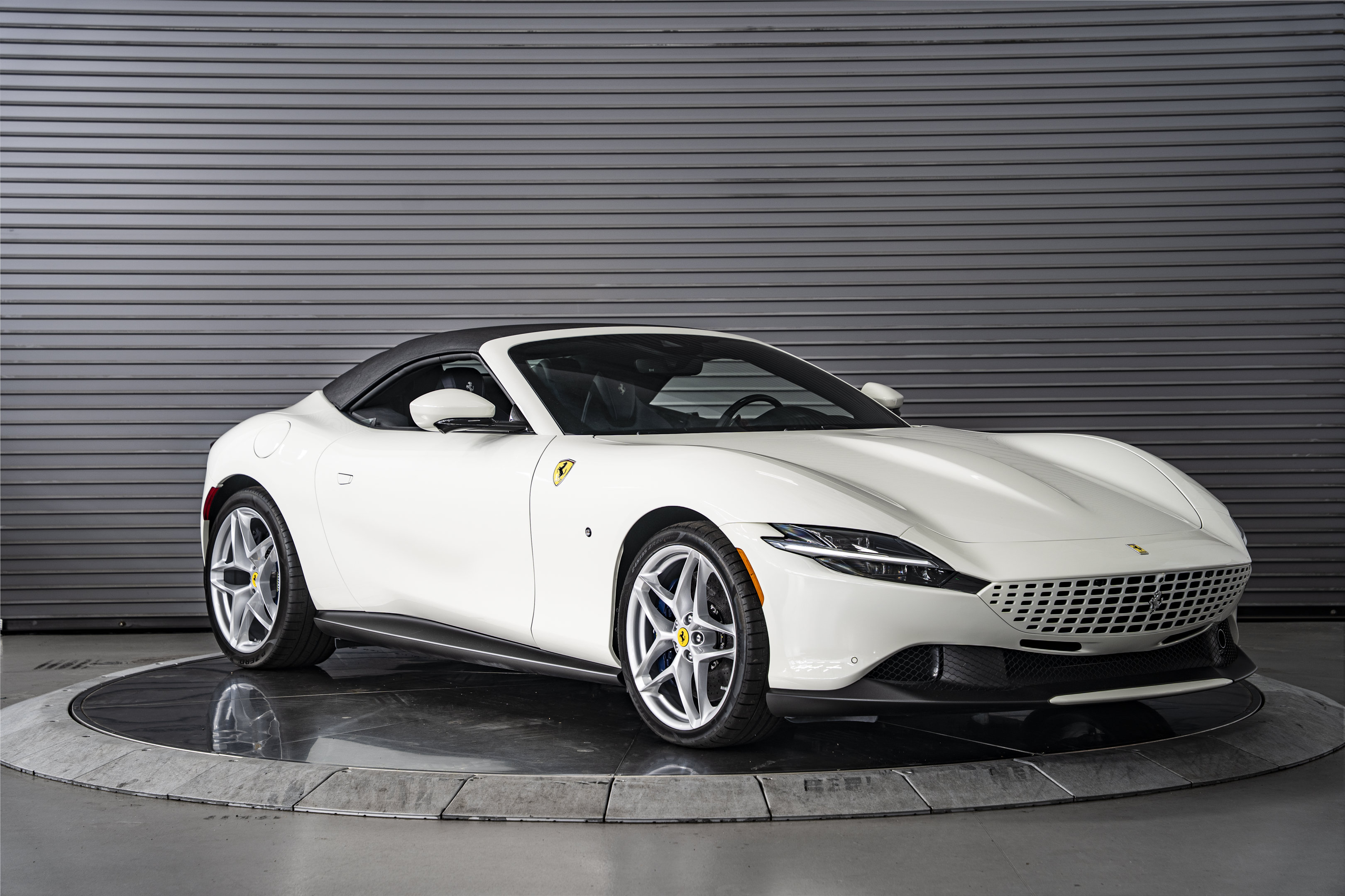 Used 2026 Ferrari Roma Spider RWD image 9