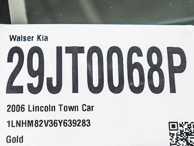 Used 2006 Lincoln Town Car Signature Limited RWD image 25
