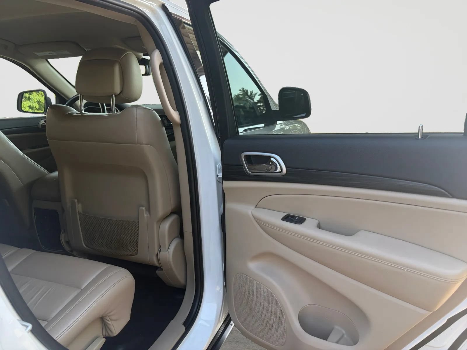 Used 2022 Jeep Grand Cherokee Laredo E AWD/4WD image 17