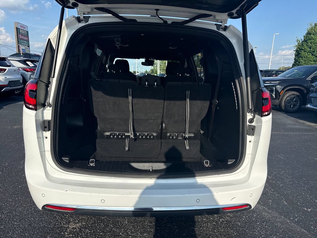 Used 2023 Chrysler Pacifica Touring FWD image 32