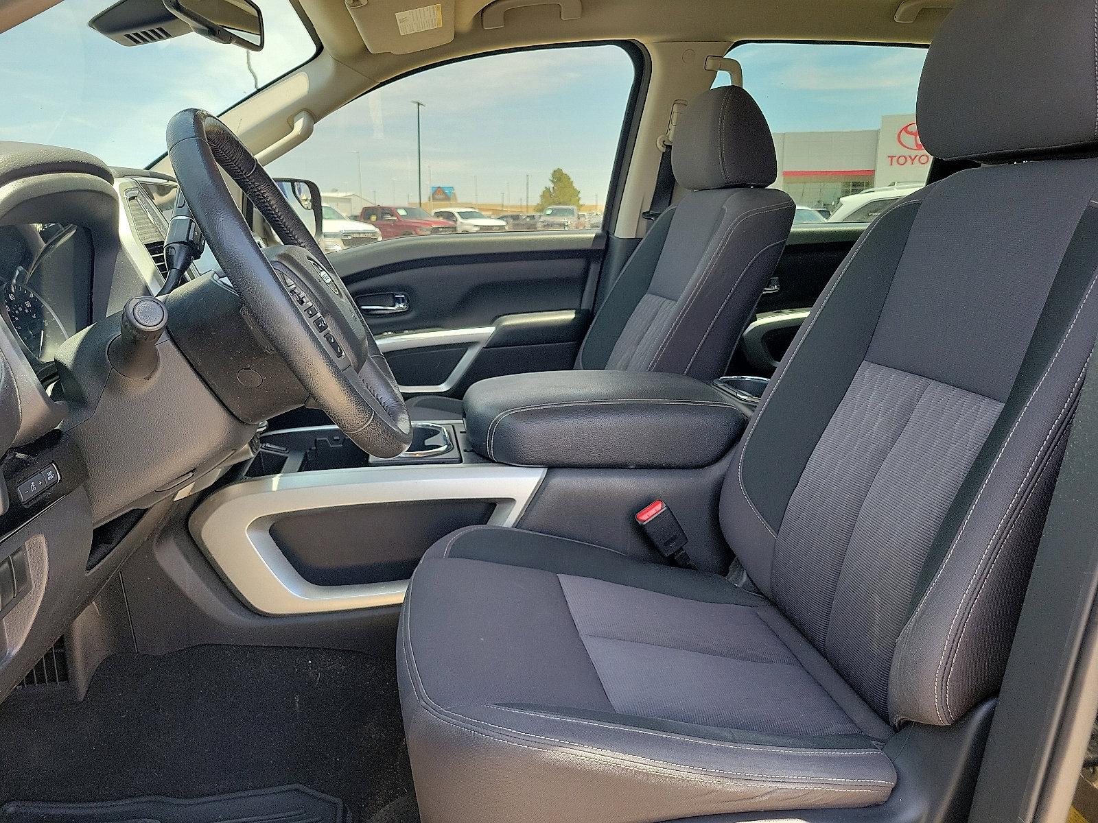 Used 2020 Nissan Titan SV w/ SV Convenience Package image 12