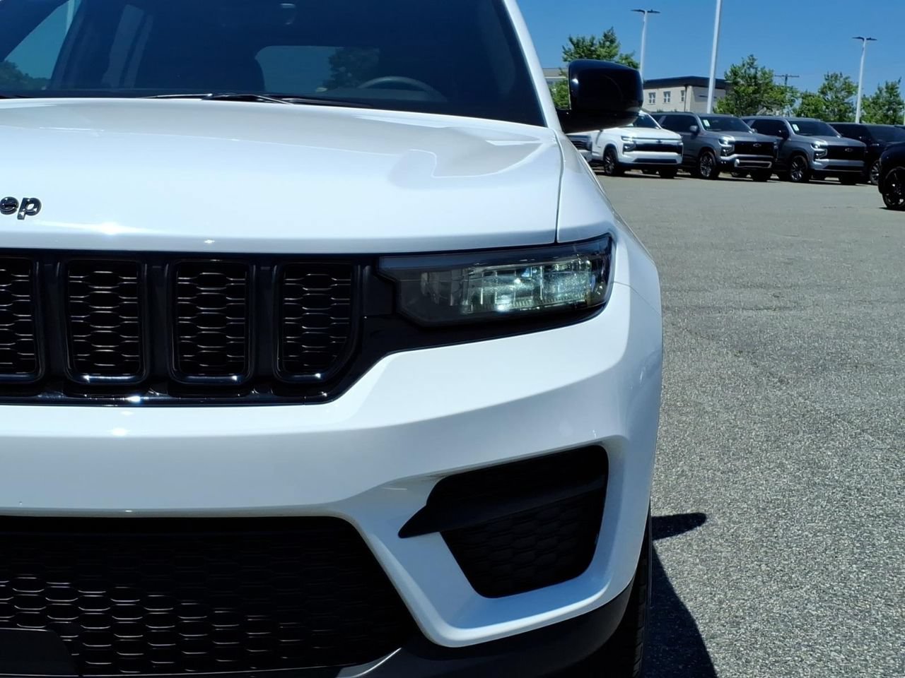 Used 2025 Jeep Grand Cherokee Altitude AWD/4WD image 22