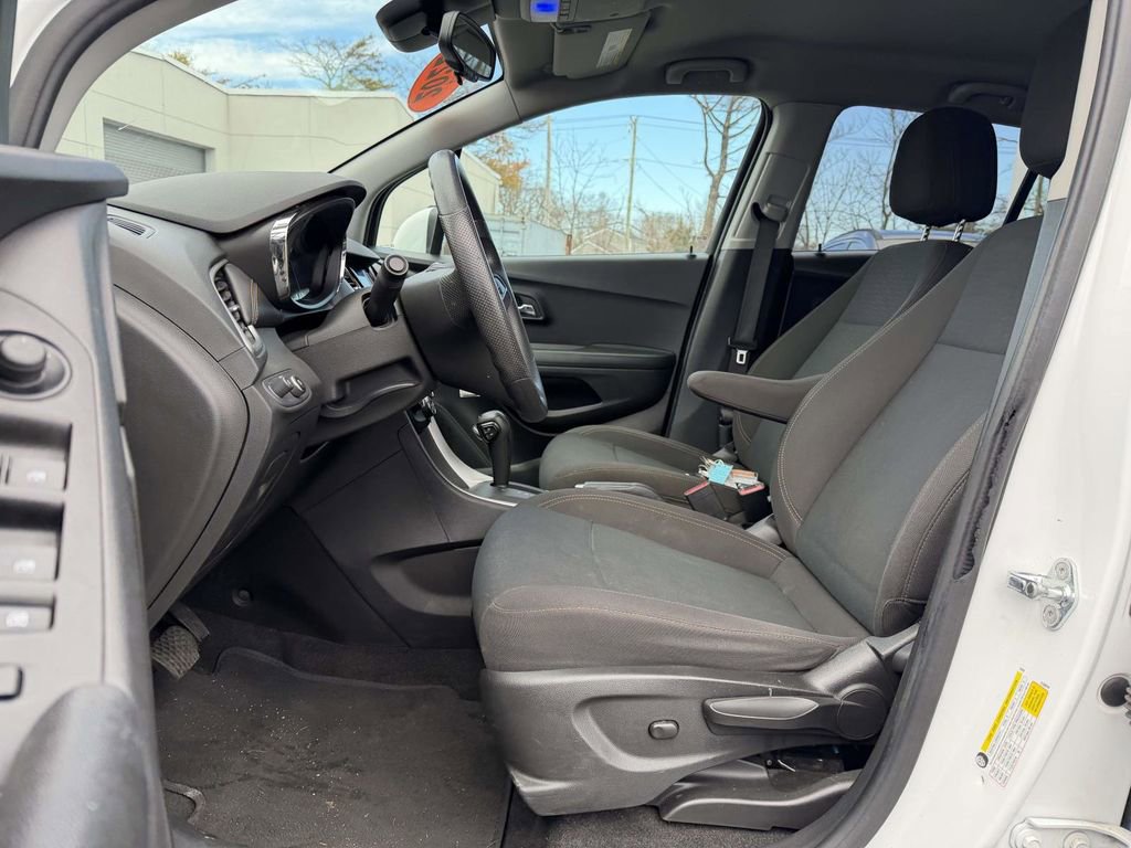 Used 2022 Chevrolet Trax LS w/ Tint and Cruise Package image 13