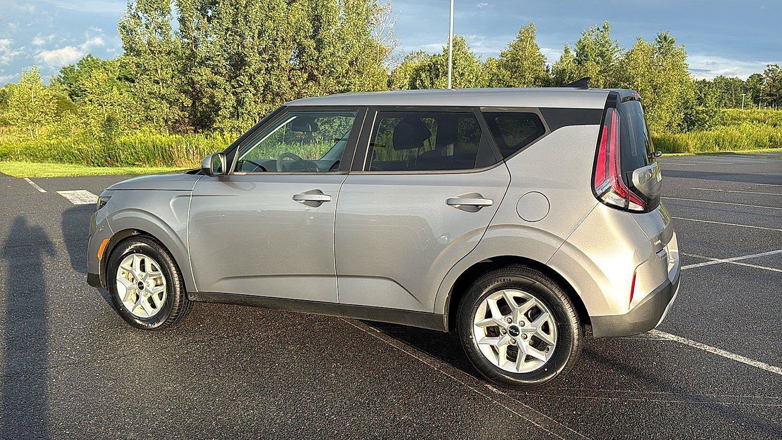 Used 2023 Kia Soul LX w/ Option Group 015 FWD image 9