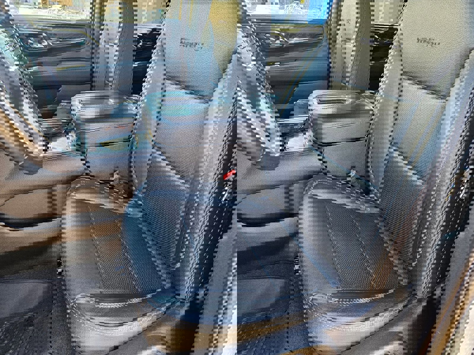 Used 2022 GMC Yukon XL Denali image 57