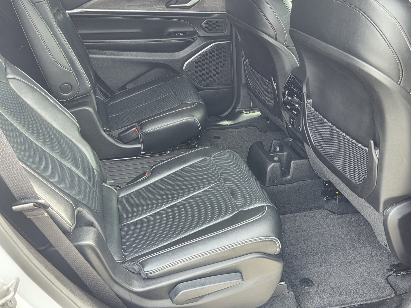 Used 2024 Jeep Grand Cherokee L Overland w/ Trailer Tow Package image 11