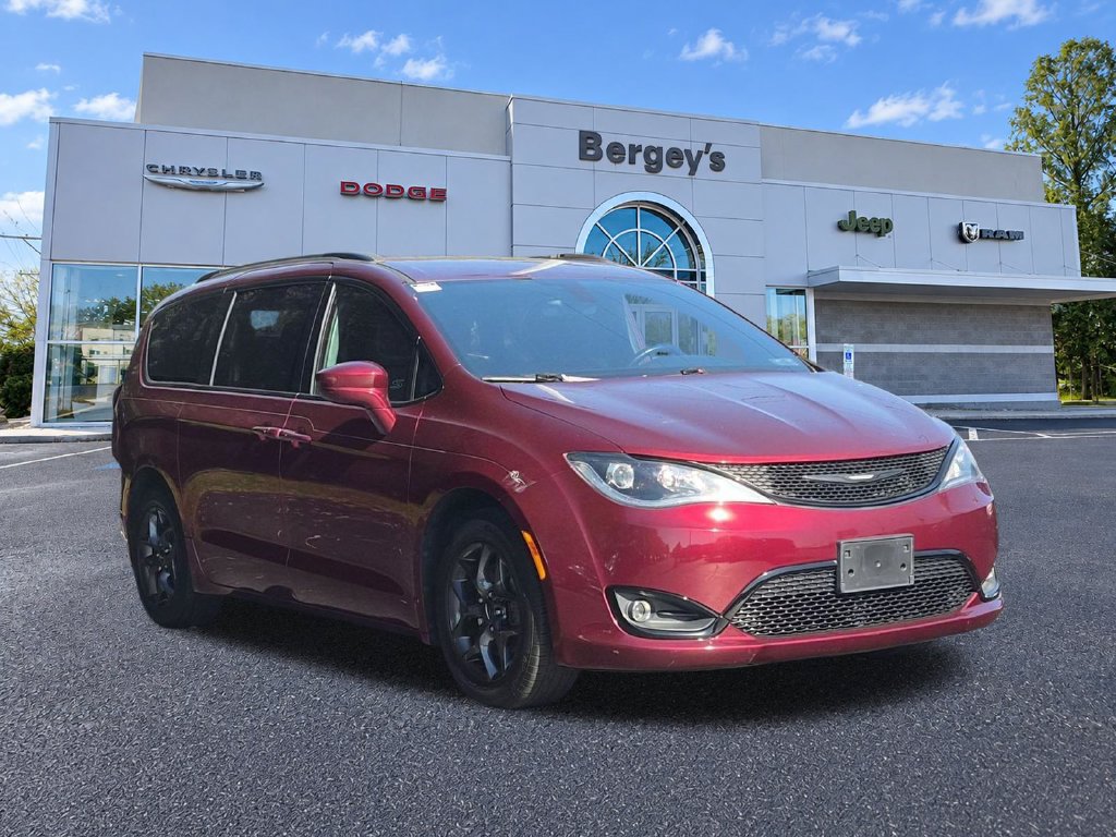 Used 2018 Chrysler Pacifica Touring Plus w/ S Appearance Package FWD image 4