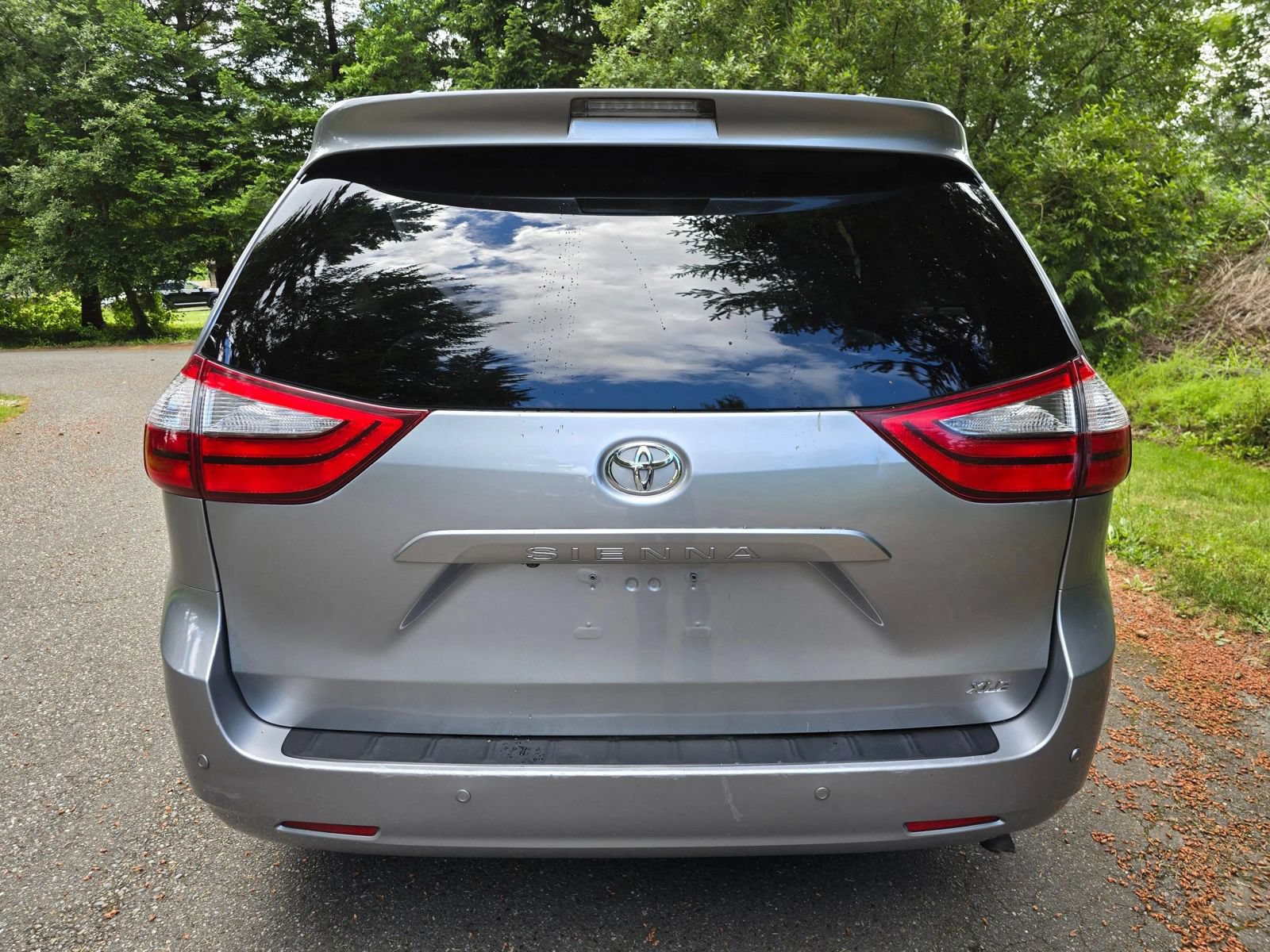 Used 2015 Toyota Sienna XLE w/ XLE Navigation Package FWD image 4