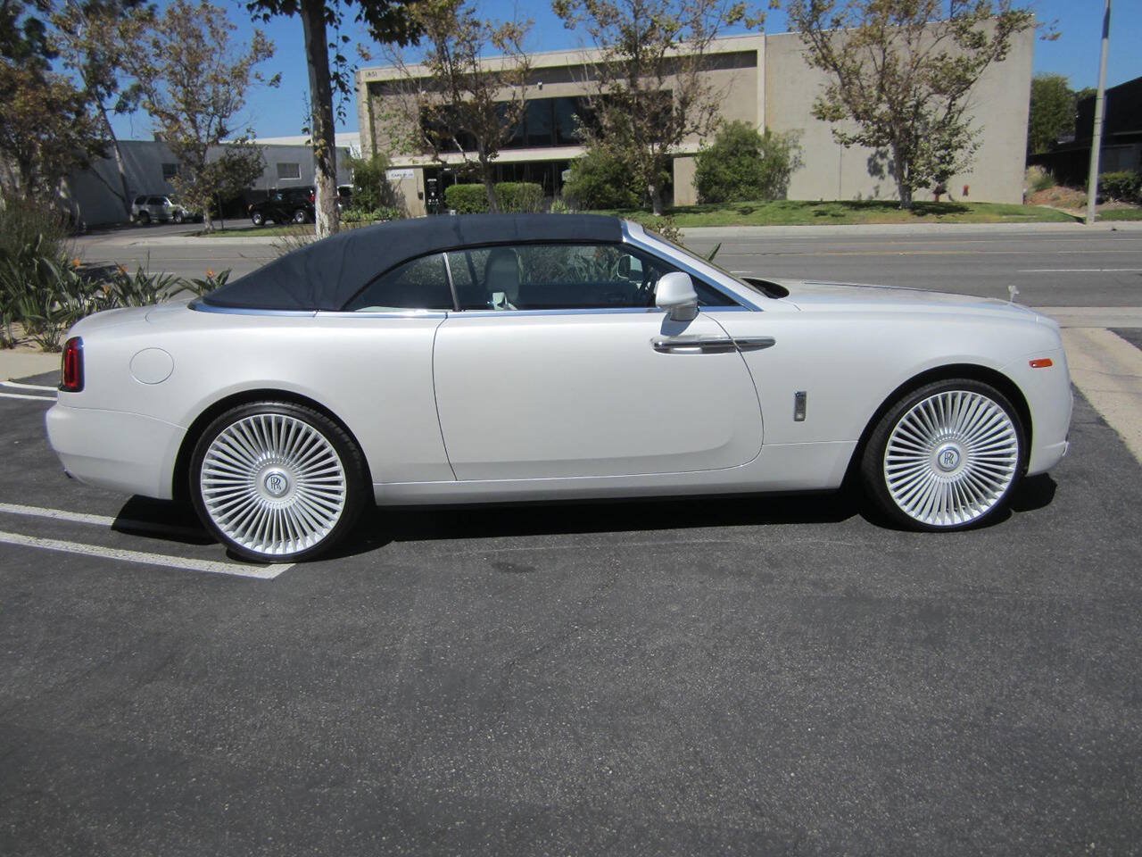 Used 2016 Rolls-Royce Dawn RWD image 2