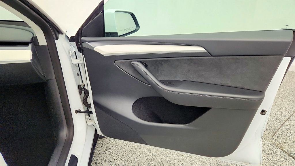 Used 2023 Tesla Model Y Long Range image 31
