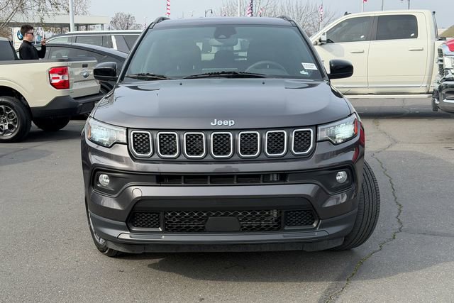 Used 2024 Jeep Compass Latitude image 3