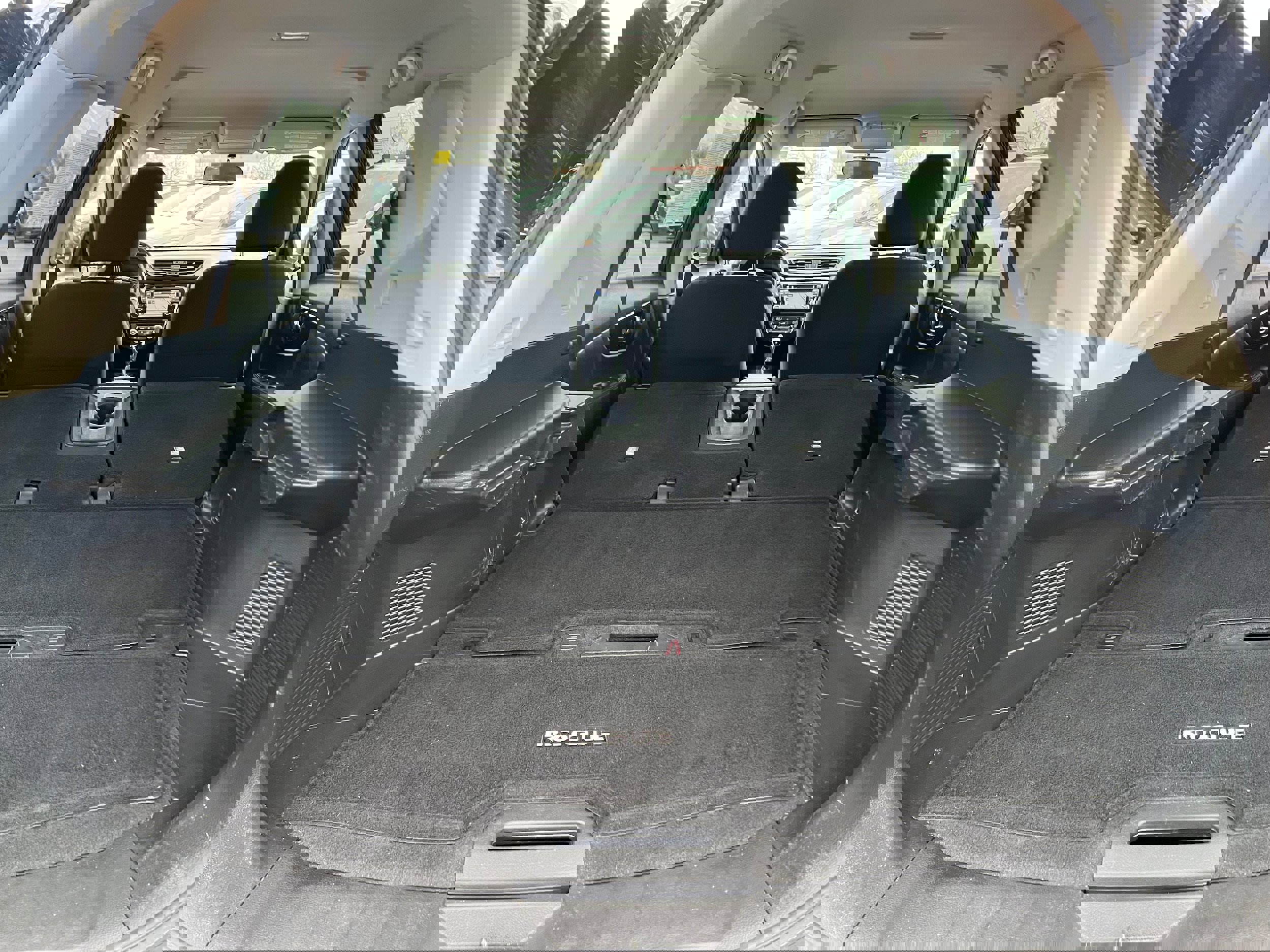 Used 2017 Nissan Rogue SV w/ SV Premium Package image 12