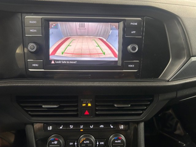 Used 2022 Volkswagen Jetta SE image 9