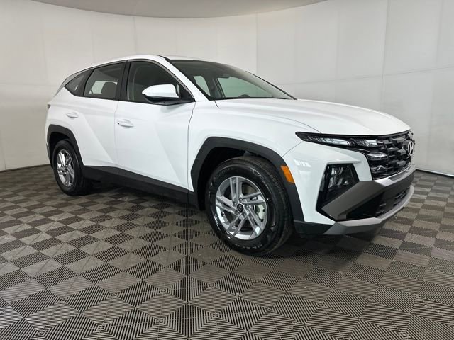 Certified 2025 Hyundai Tucson SE image 2