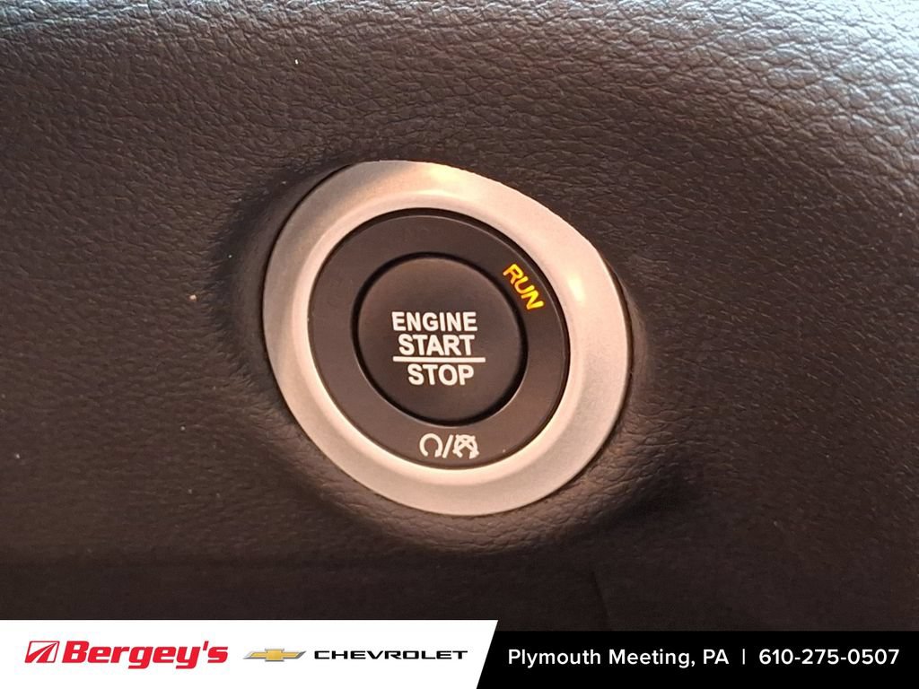 Used 2025 Chrysler Pacifica Limited FWD image 28
