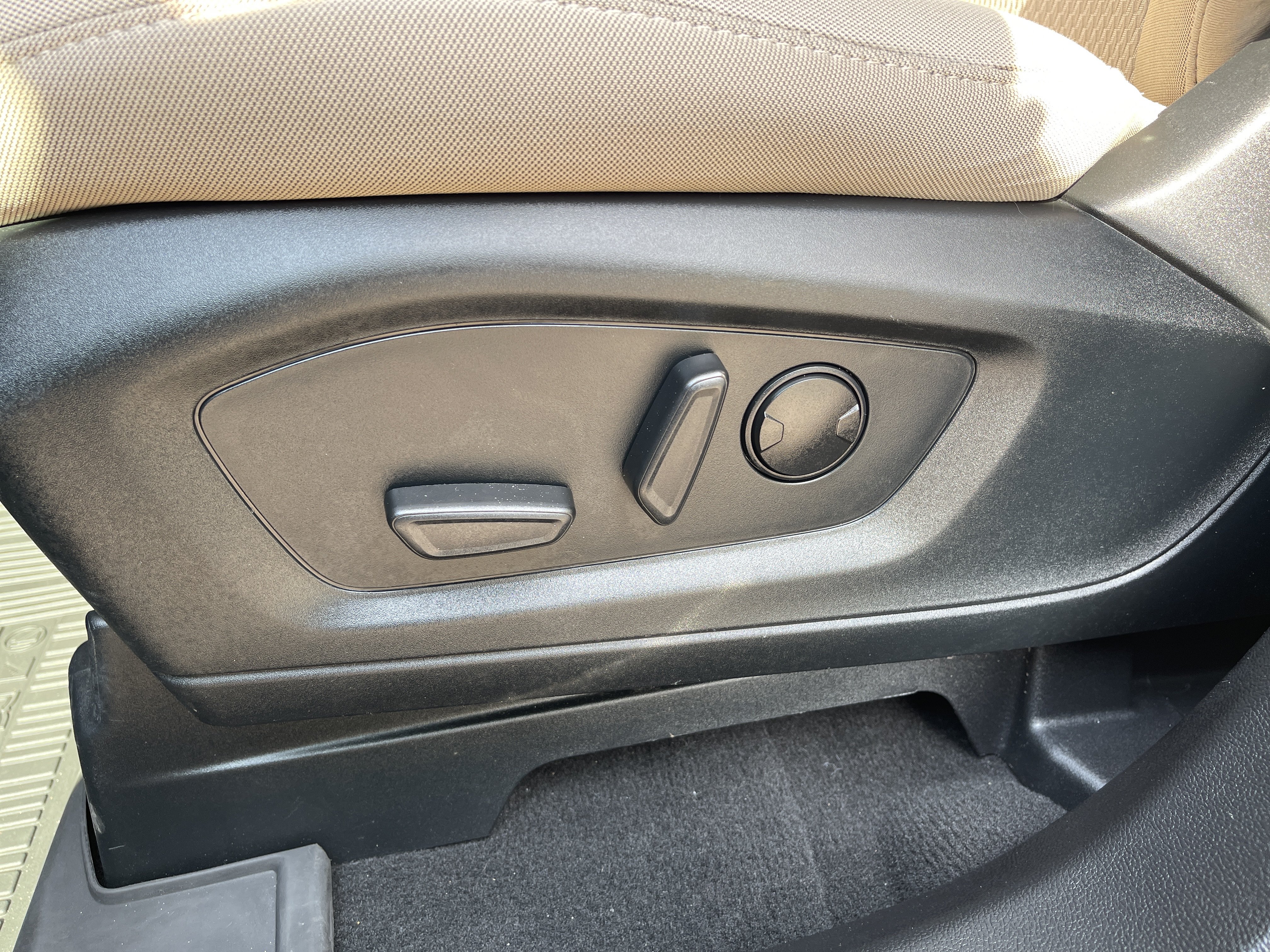 Used 2023 Ford Explorer XLT AWD/4WD image 15