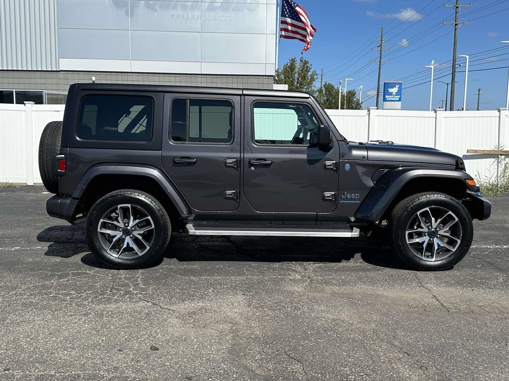 Used 2024 Jeep Wrangler Unlimited w/ Convenience Group AWD/4WD image 2