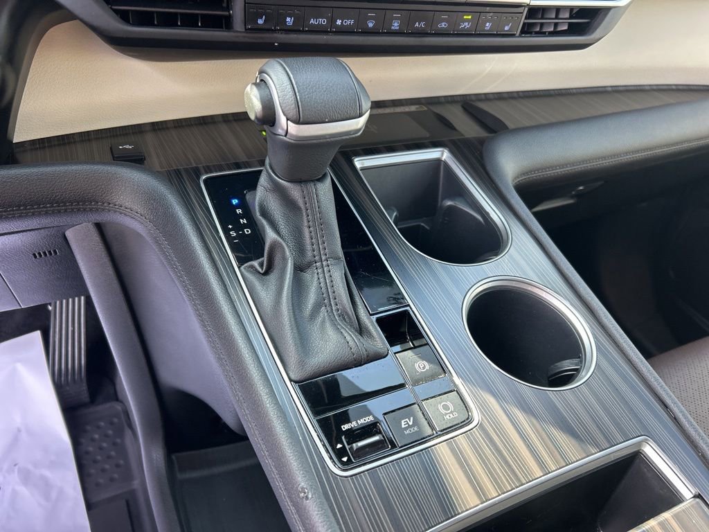 Used 2024 Toyota Sienna Platinum image 11