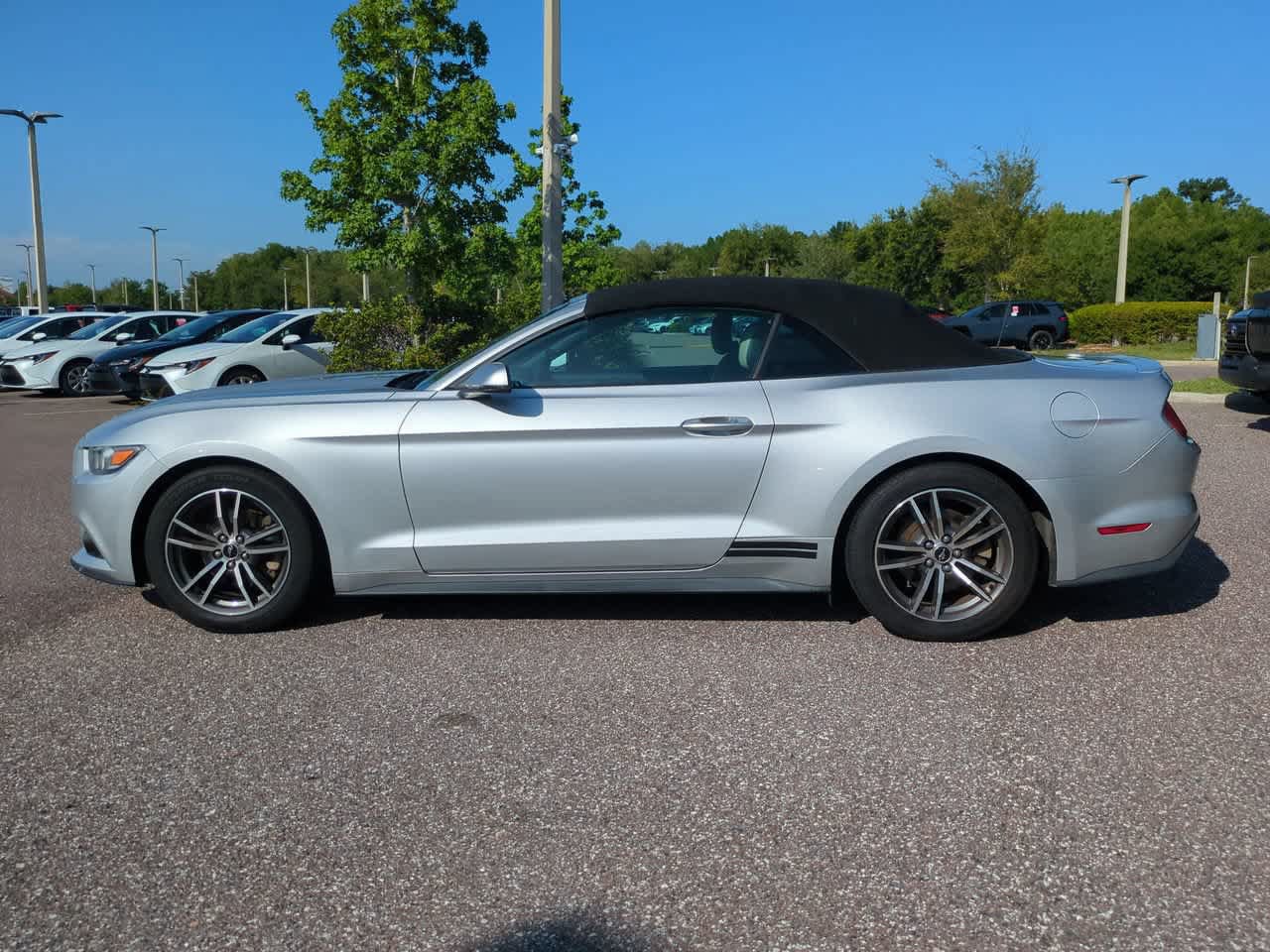 Used 2017 Ford Mustang Premium RWD image 3