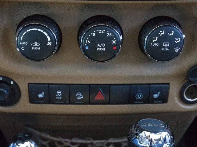 Used 2014 Jeep Wrangler Unlimited Sahara w/ Connectivity Group AWD/4WD image 21